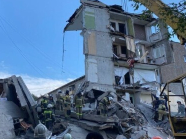 ten dead in building collapse photo ap
